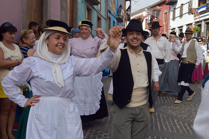 Carretas y grupos en la romería del Pino