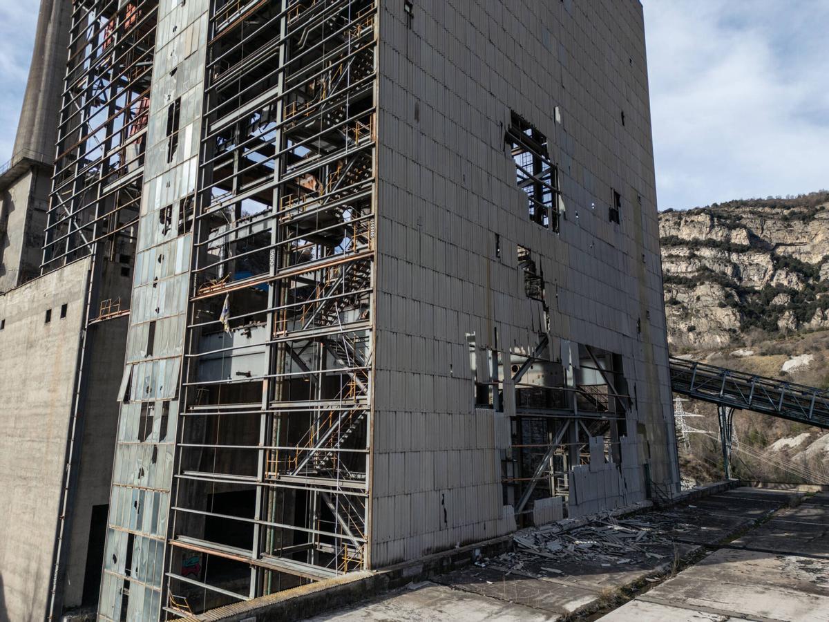 El pueblo espera la decisión sobre el futuro de los restos de la central.