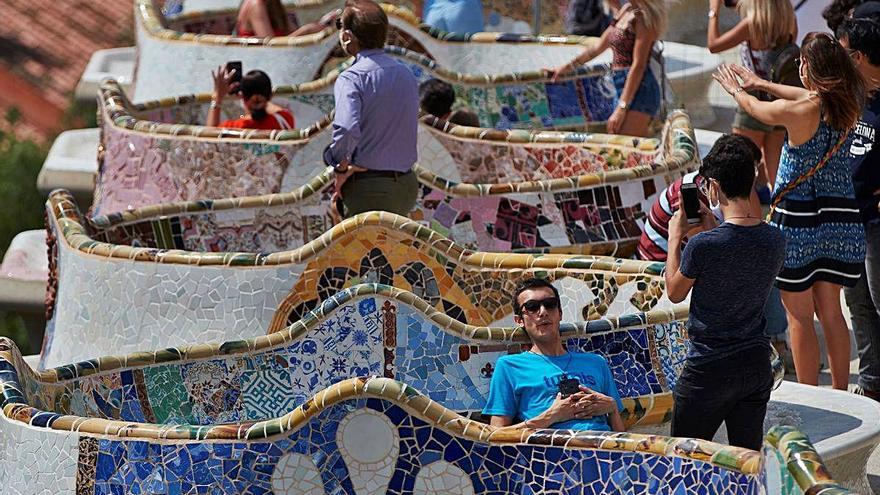 Visitants del parc Güell de Barcelona, ahir