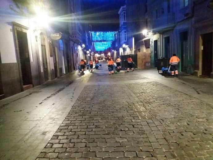 Limpieza retira 3.900 kilos de basura tras la Nochevieja en Las Palmas de Gran Canaria