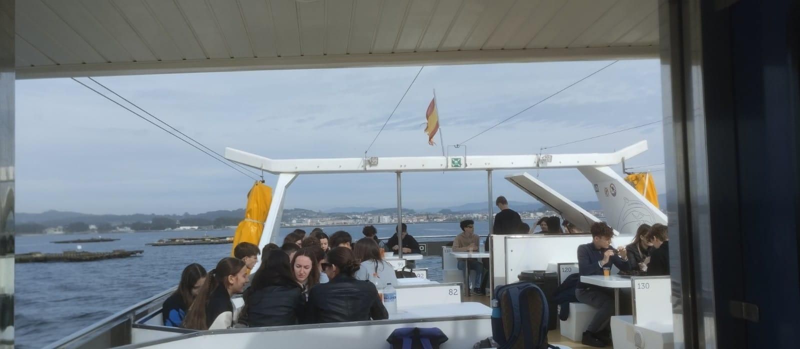 Alumnos franceses en el catamarán "Fly Delfín" realizando la Ruta de los Mejillones por la ría de Arousa.