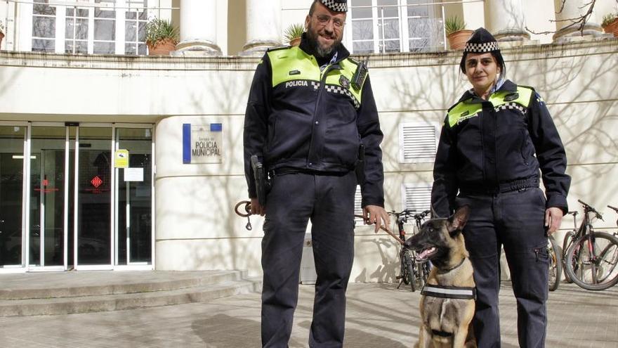 Dos agents de la Policia Municipal de Girona amb la Laika