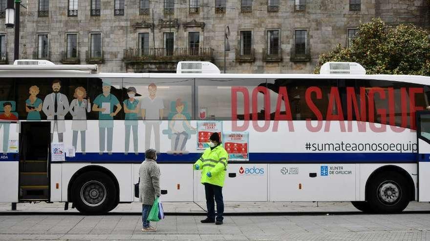 Una de las unidades móvil de la ADOS en la plaza de A Ferrería durante el estado de alarma. // G. Santos