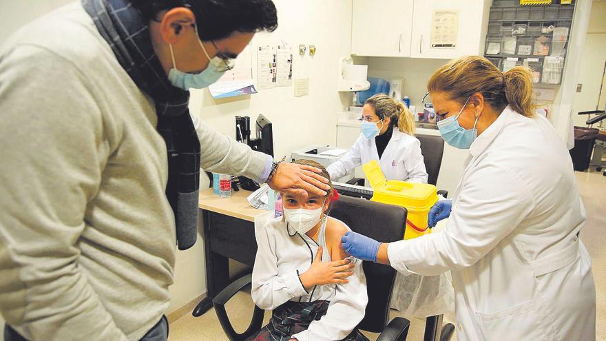 El fin de las mascarillas llega con solo la mitad de los niños de Córdoba vacunados con dos dosis