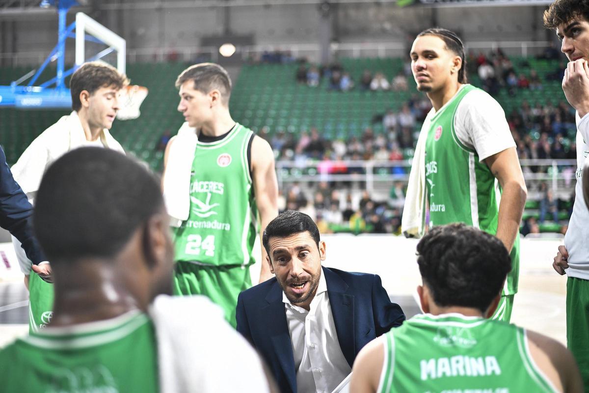 Carbajal, dirigiéndose a sus jugadores el domingo.