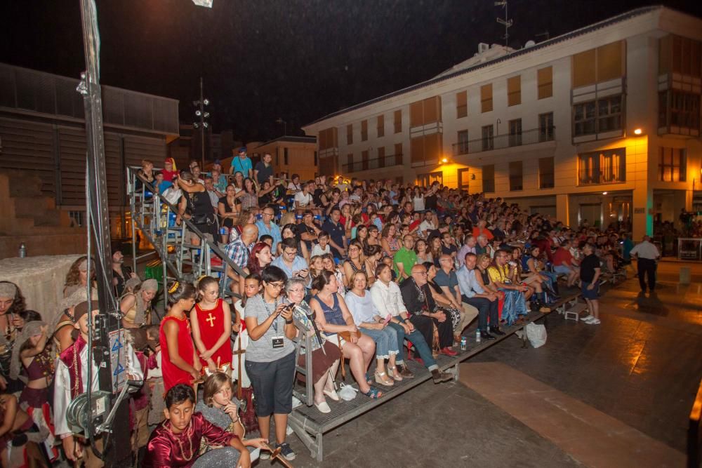 Las embajadas recrean la lucha entre los bandos de la cruz y la media luna para hacerse con el control de Elche