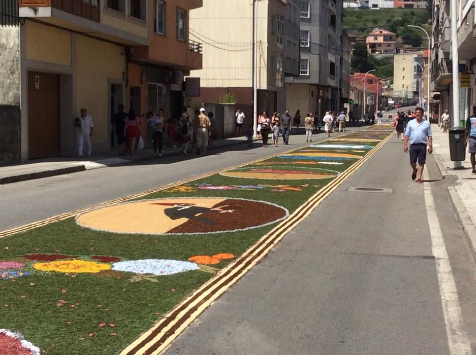 Cuando aún quedan varias horas para la procesión del Corpus las calles de Bueu ofrecen ya su mejor aspecto