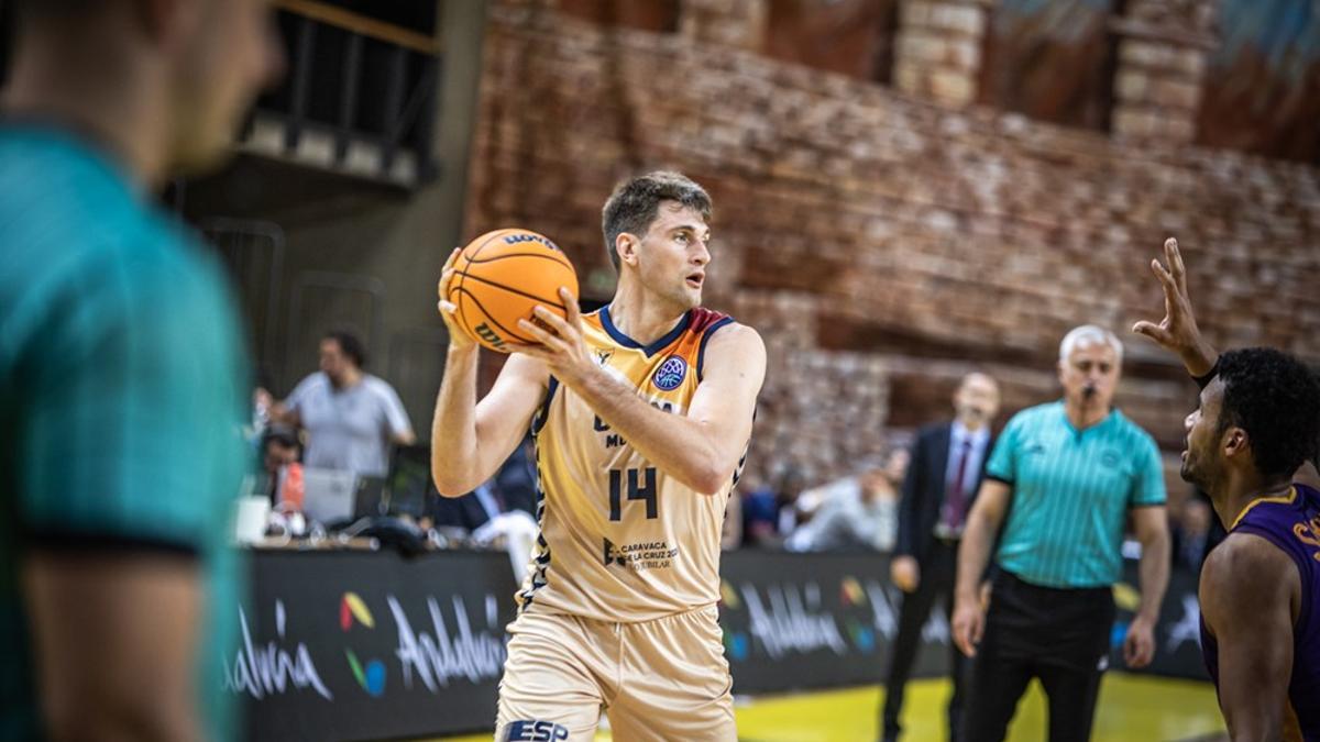 Dustin Sleva, en el partido entre el Hapoel Holon y el UCAM Murcia