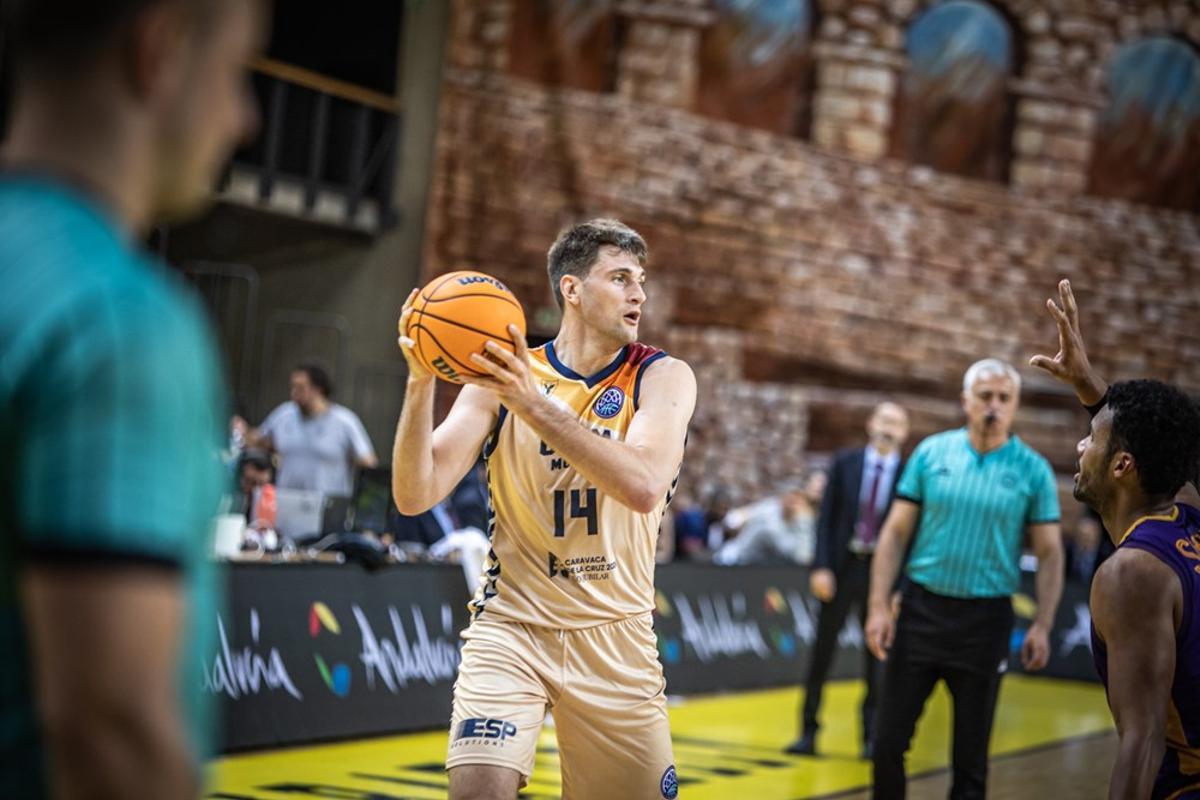 Dustin Sleva, en el partido entre el Hapoel Holon y el UCAM Murcia