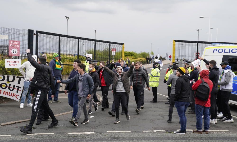 Así fue la invasión de Old Trafford antes del Manc