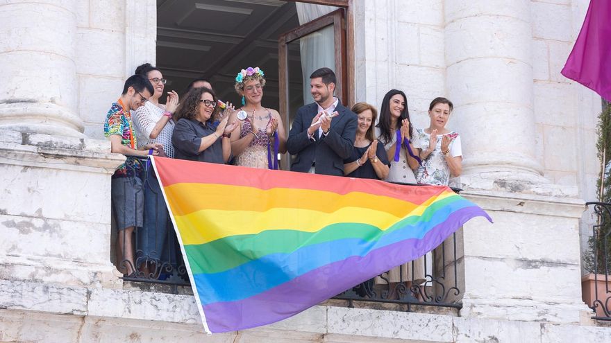 La enseña arcoíris se impone en los municipios