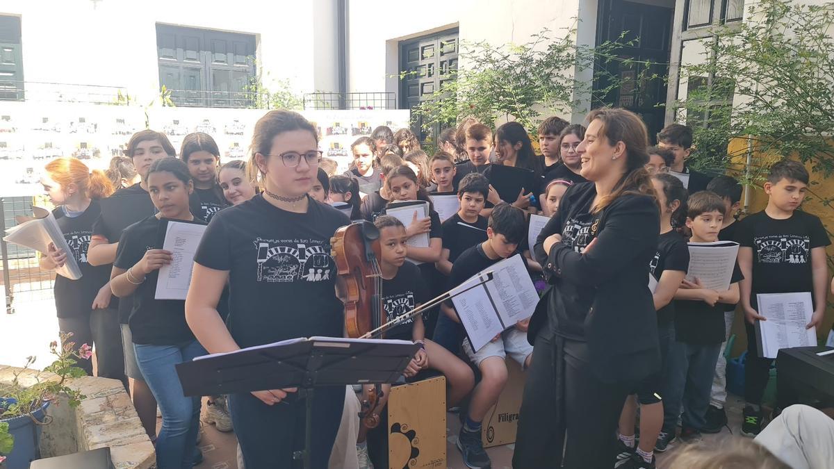 La coral del colegio San Lorenzo intervino en la apertura del acto.