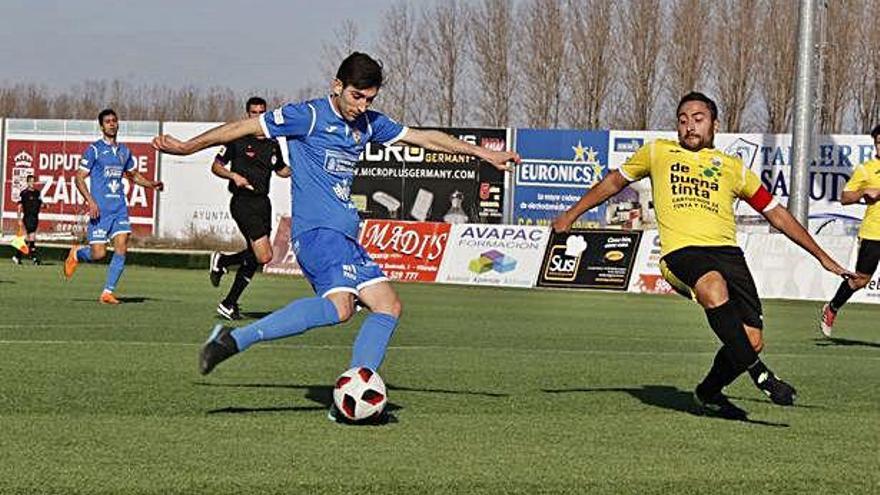 Un momento del encuentro entre el Villaralbo y el Toralense.