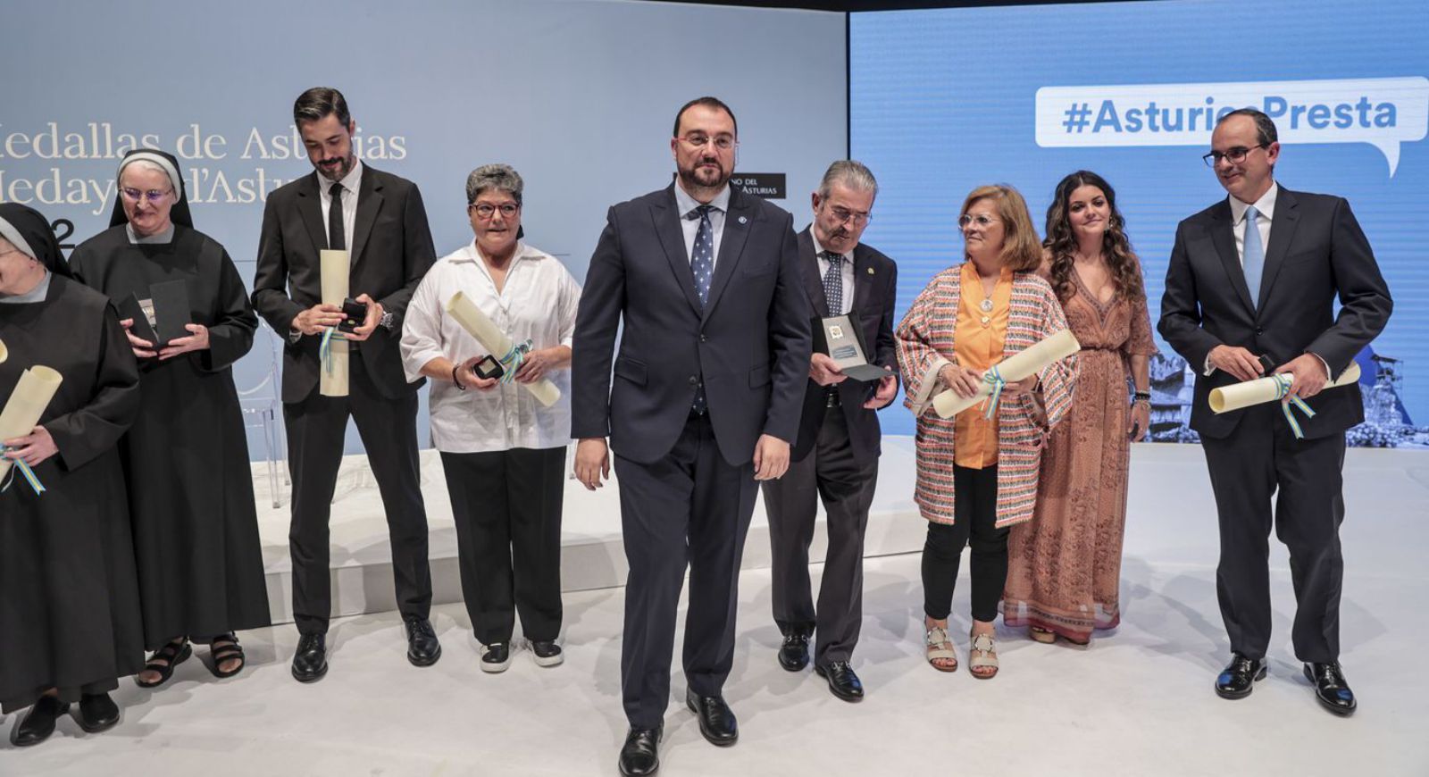 Los galardonados, con el presidente regional. | Irma Collín