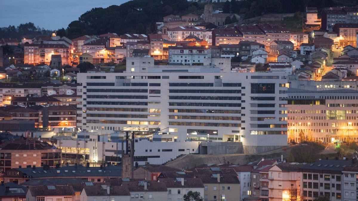 Vista, de noche, del hospital público de Ourense.