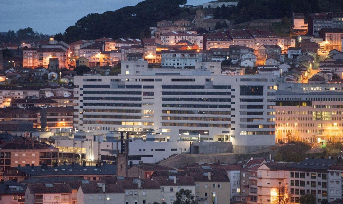 Vista, de noche, del hospital público de Ourense. | // BRAIS LORENZO