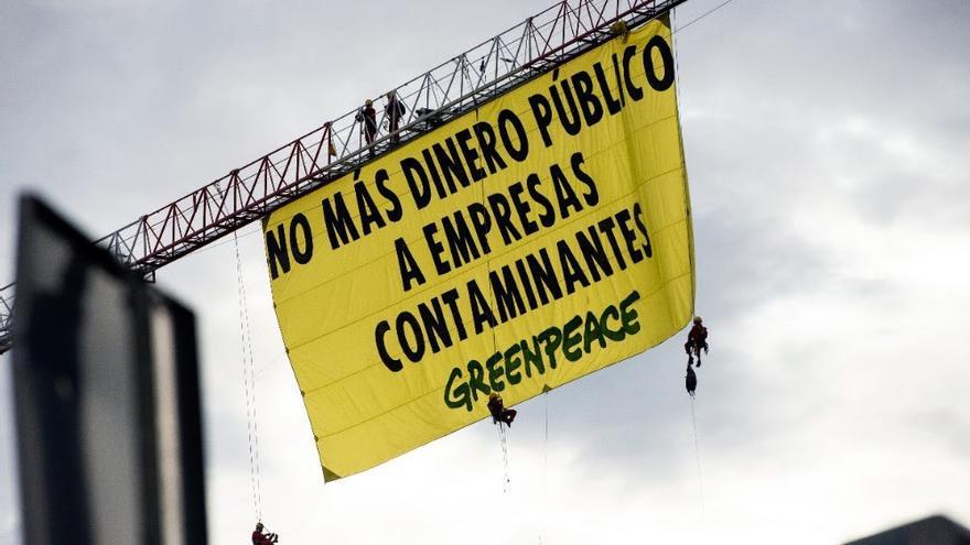 Greenpeace pide al Gobierno que "cierre el grifo a las paguitas tóxicas" y dirija esos fondos a acción climática.
