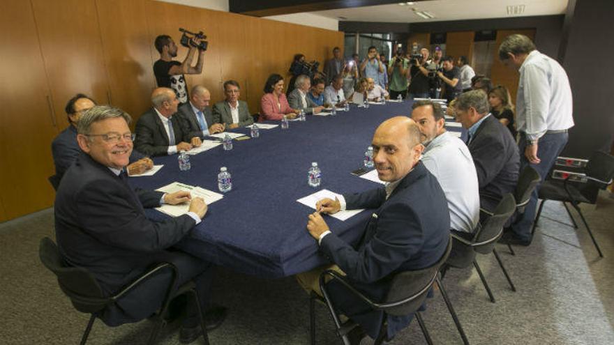 El presidente de la Generalitat, Ximo Puig, y el alcalde de Alicante, Gabriel Echávarri, en primer término durante la reunión de ayer