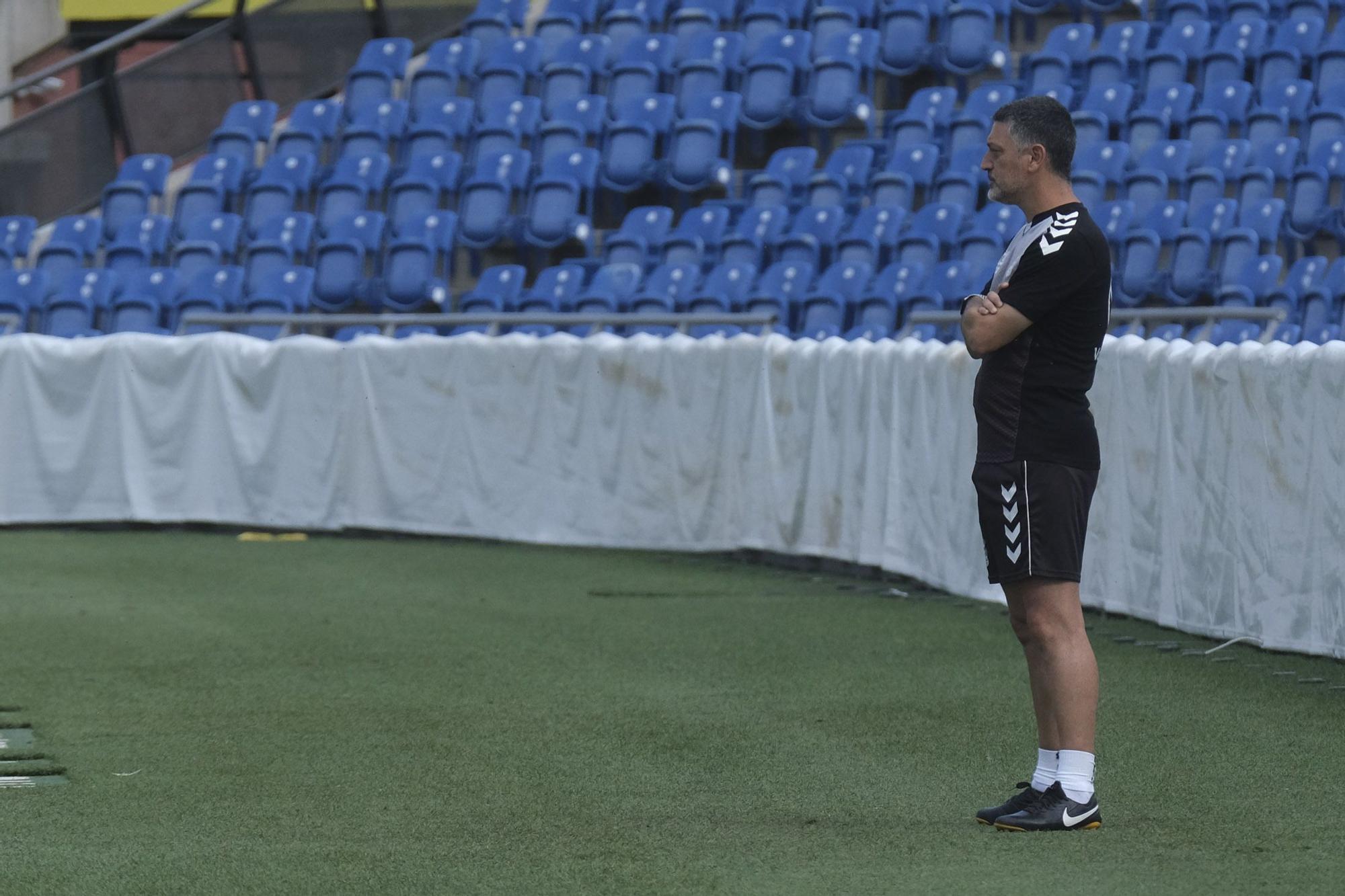 La UD Las Palmas entrena a puerta abierta