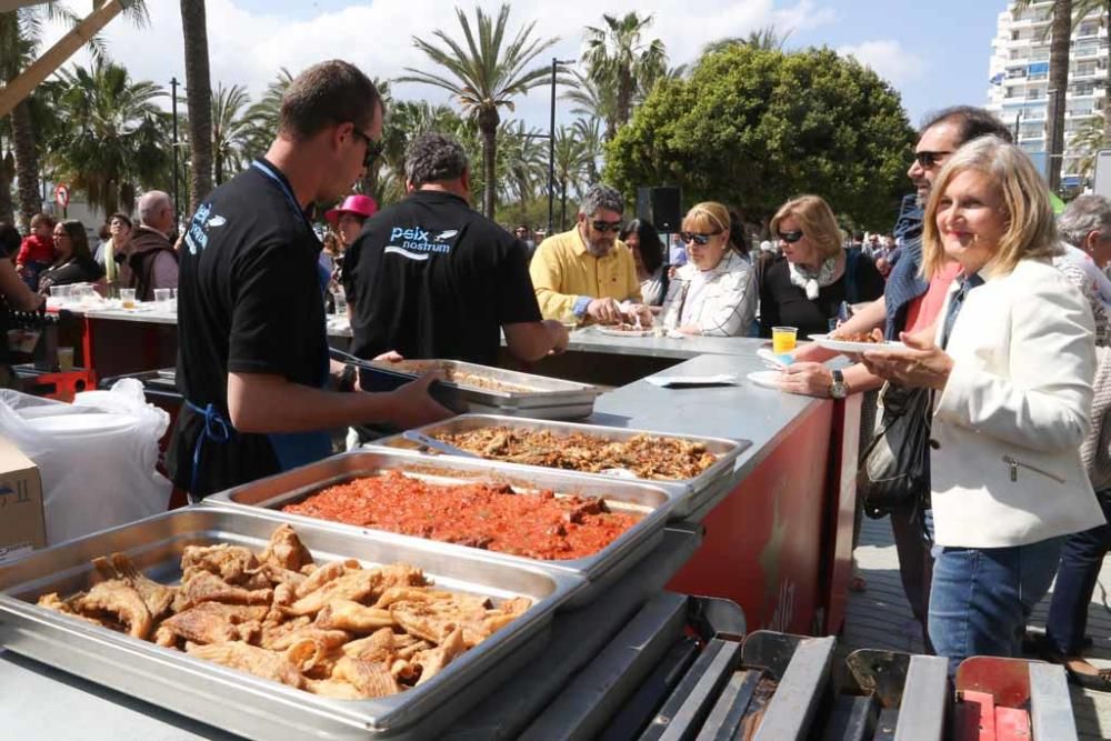 Centenares de comensales pasaron por el Passeig de ses Fonts para probar alguna de las exquisiteces cocinadas con pescado o marisco