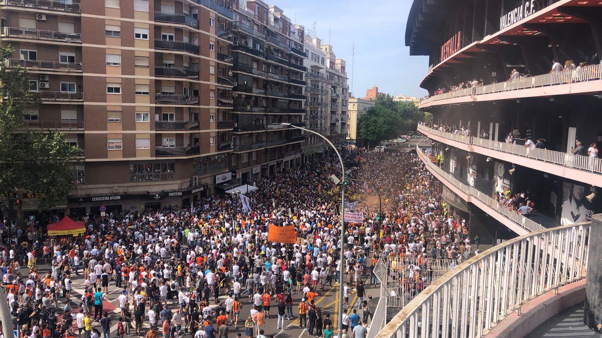 "Lim, canalla, fuera de Mestalla", miles de valencianistas claman fuera de Mestalla