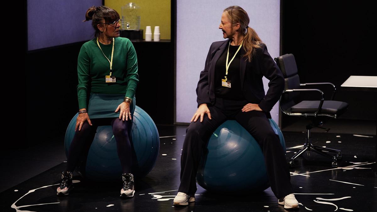 Candela Peña y Pilar Castro, en una escena de "Contracciones"