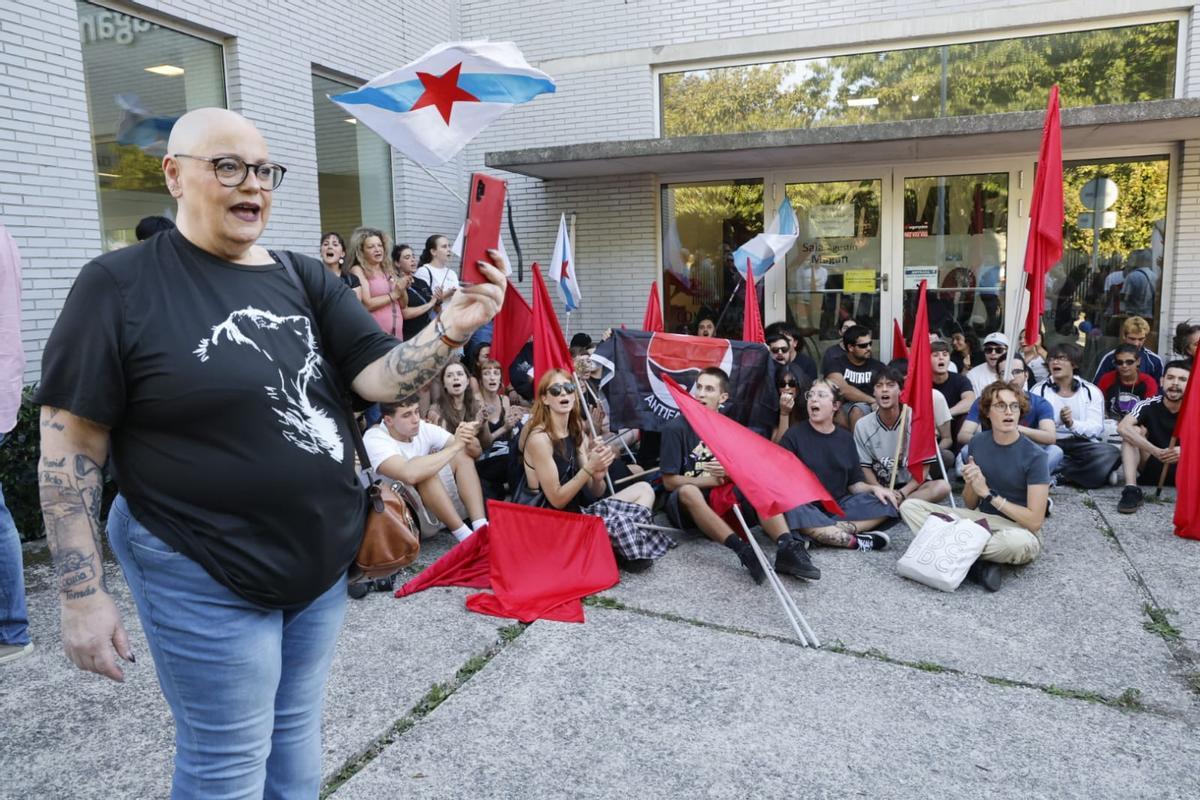 Decenas de jóvenes entran en el Centro Sociocultural de Santa Marta para impedir el acto de Vox en Santiago