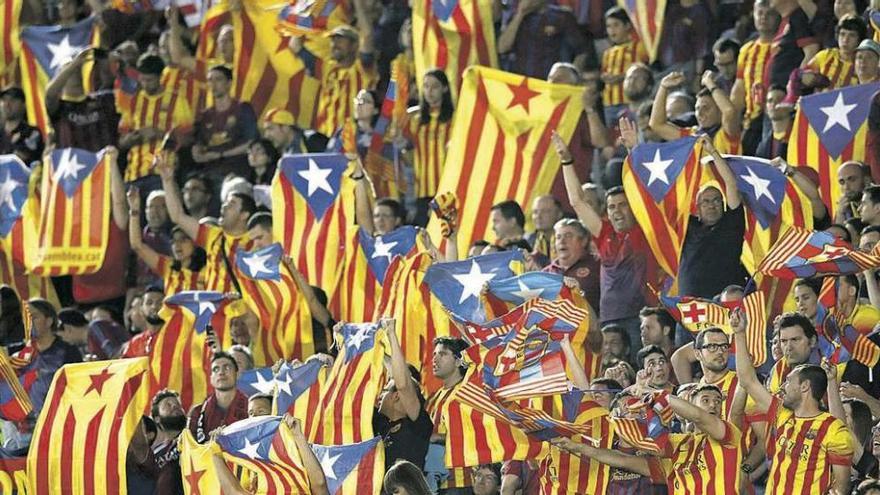 Aficionados catalanes muestran sus esteladas durante la final de Copa de la pasada temporada que enfrentó al Barcelona y al Athletic.