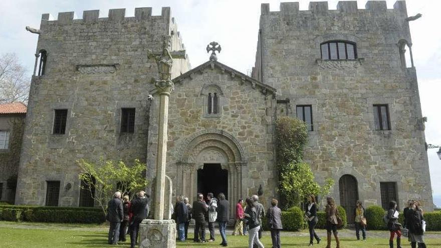 Llegada de los primeros visitantes al pazo de Meirás en 2011.