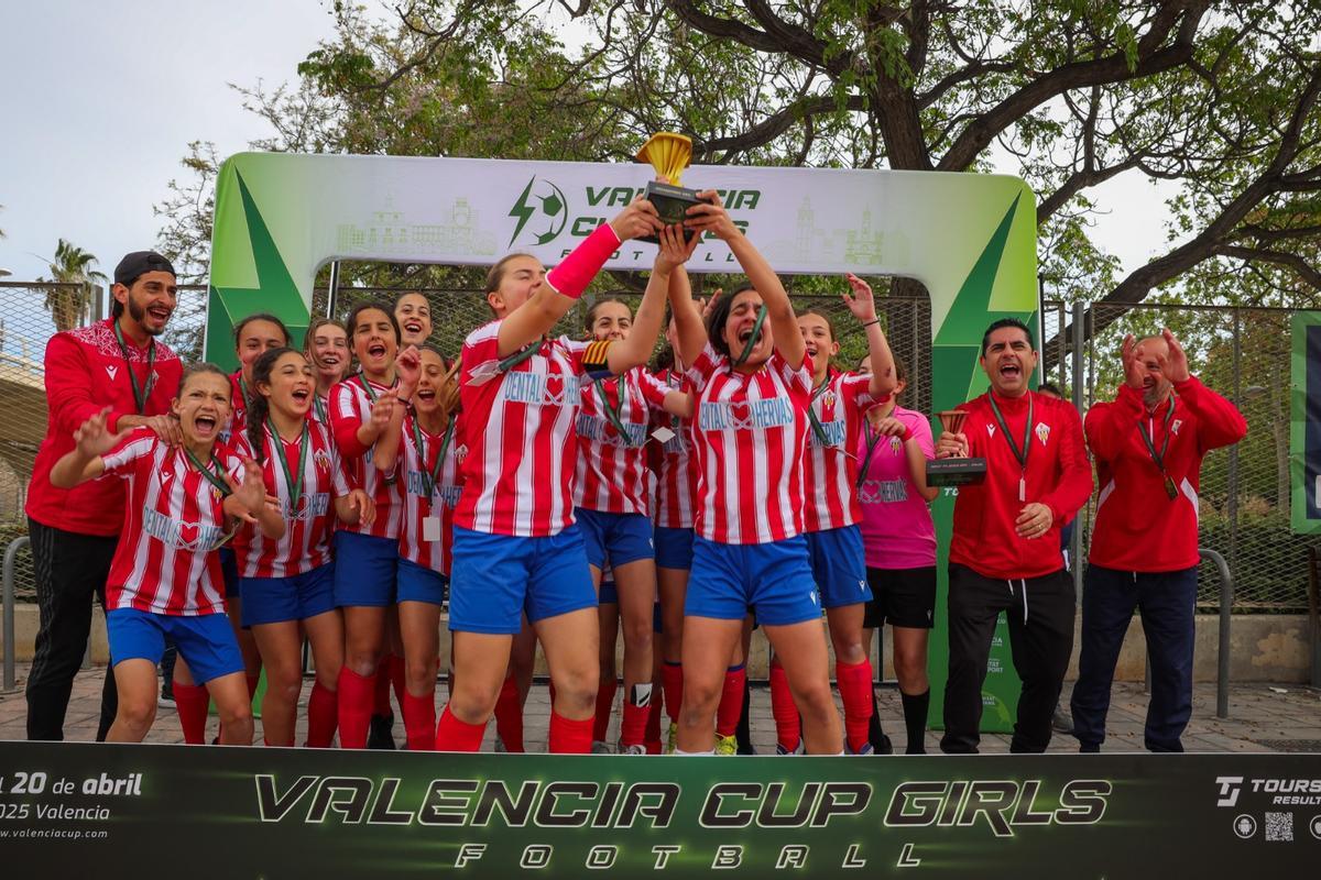 The players of L'Alcúdia celebrate their title.