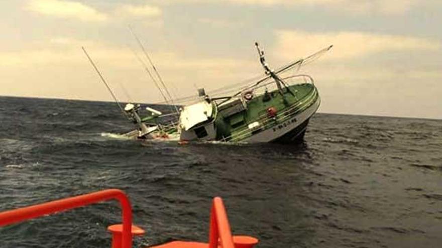 El barco, hundido en Camariñas // Diario Camariñán