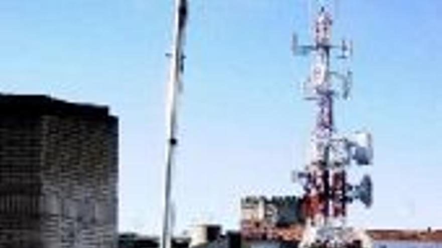 Una torre de telefonía móvil inquieta al barrio de Santiago