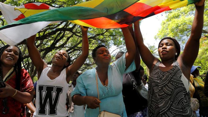 Alegría en las calles de Zimbabue tras la dimisión de Mugabe