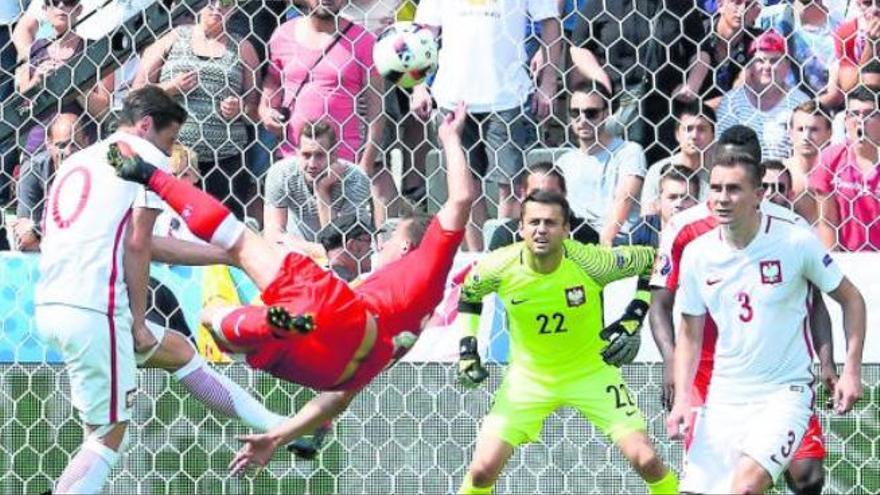 Shaqiri remata de chilena para empatar el Suiza-Polonia de octavos de final.