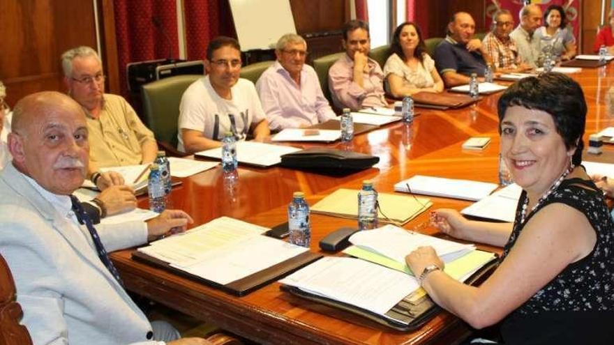 García Bermejo (izquierda) con alcaldes, en la reunión.