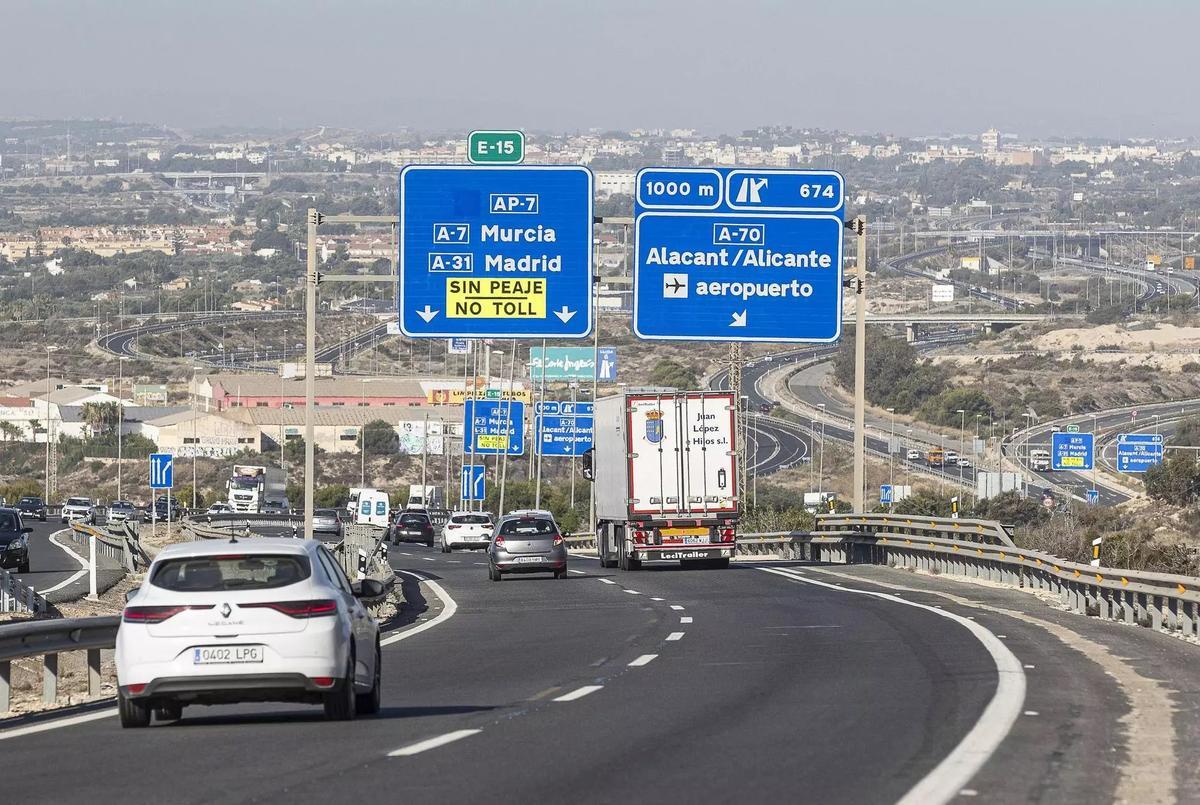 Los carteles que informan de la supresión del peaje en la AP-7.