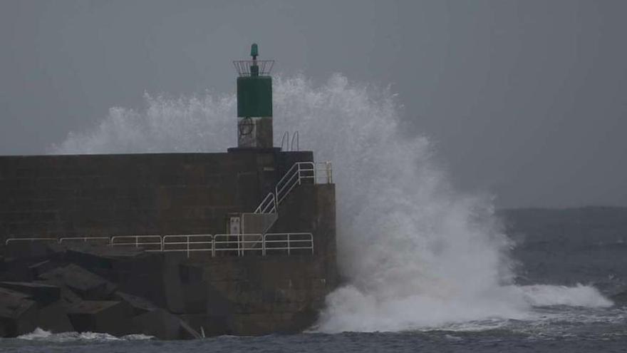 El mar batía fuerte ayer contra el espigón del puerto de A Guarda. // Nick