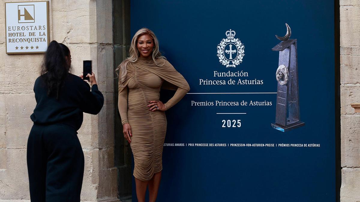 La marca del vestido de Serena Williams que causa sensación en su recibimiento en Oviedo: conjunto midi de una de las diseñadoras más aclamadas (y un precio no apto para todos los bolsillos)