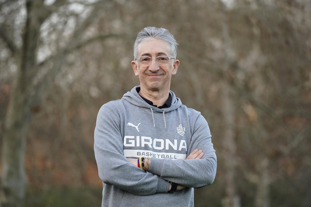 El tècnic Moncho Fernández a l'exterior de Fontajau