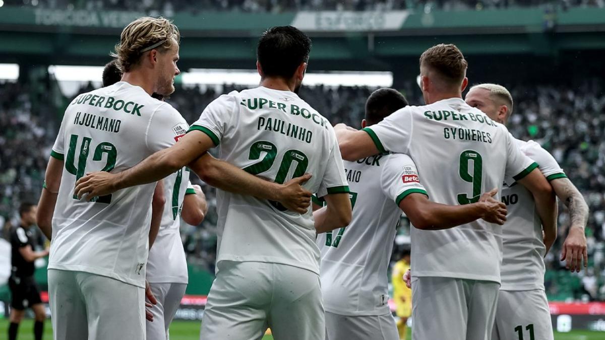 Los jugadores del Sporting celebran su victoria ante Portimonense