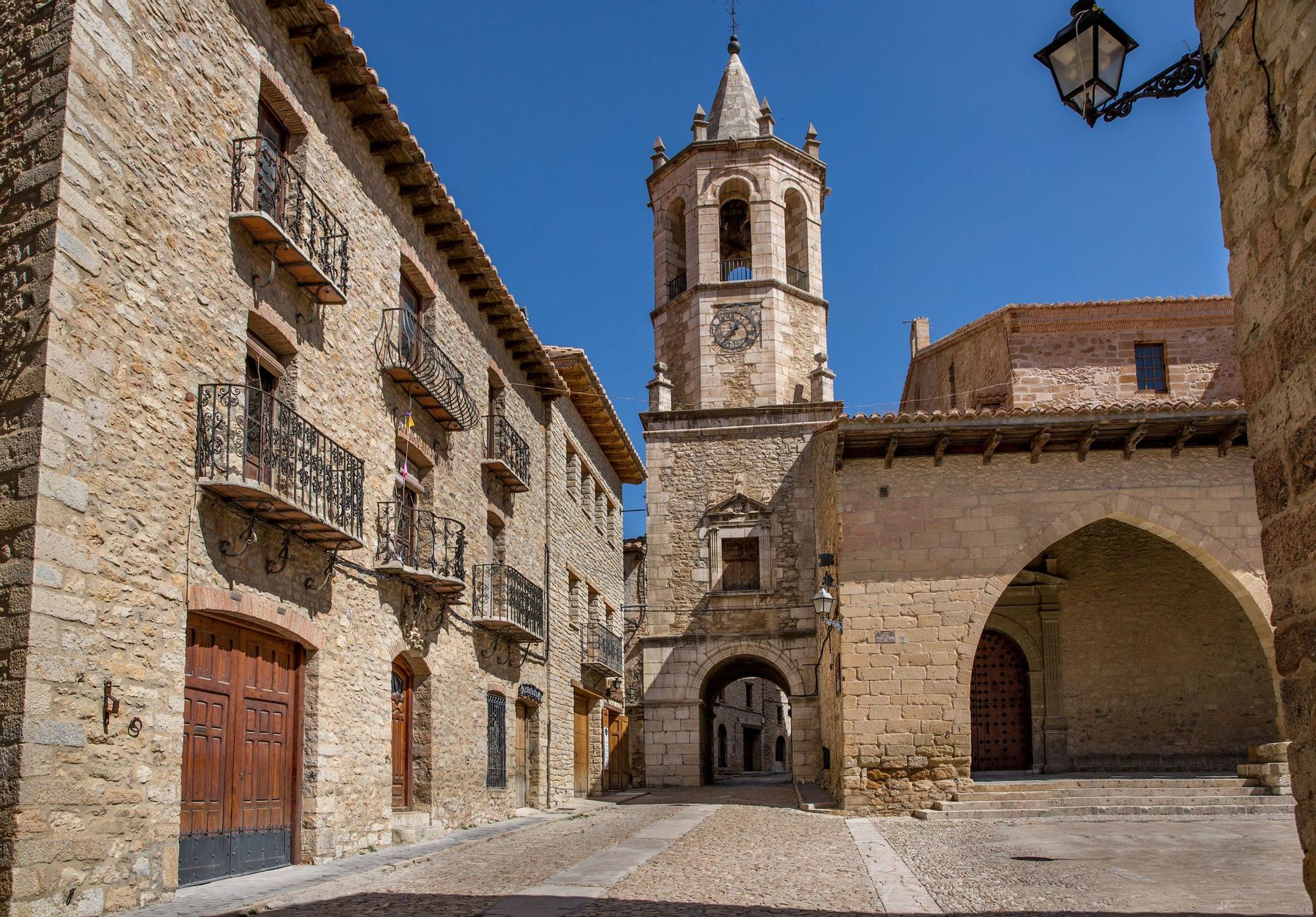 La plaza mayor porticada de Cantavieja