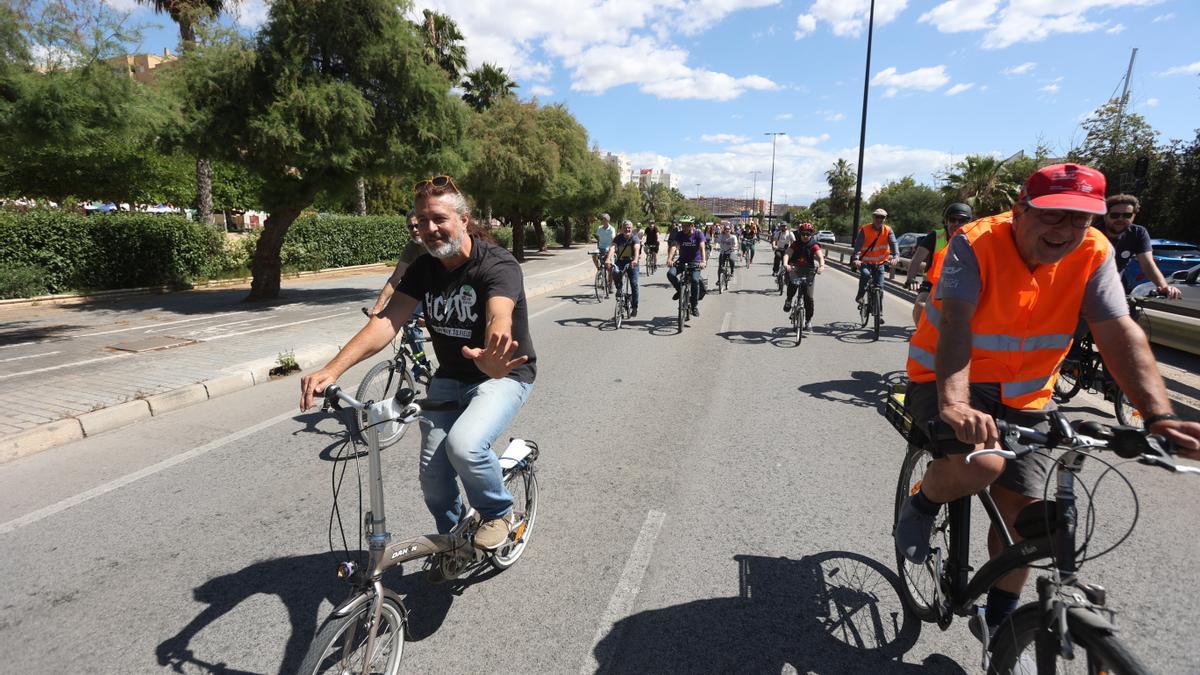 Manifestantes acuden a la bicifestacion por el litoral Alicante