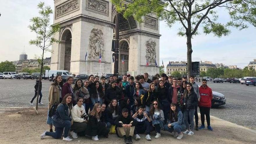 El IES Laxeiro regresa de su viaje a París
Los 44 alumnos de 4º ESO y tres profesores del IES Laxeiro, de Lalín, regresan hoy de la excursión, en la que visitaron el parque Eurodisney y los principales monumentos de la ciudad durante toda la semana. Además, hoy el instituto tendrá una actividad con un centro bilingüe de Londres, el IES Vicente Cañada Blanch.