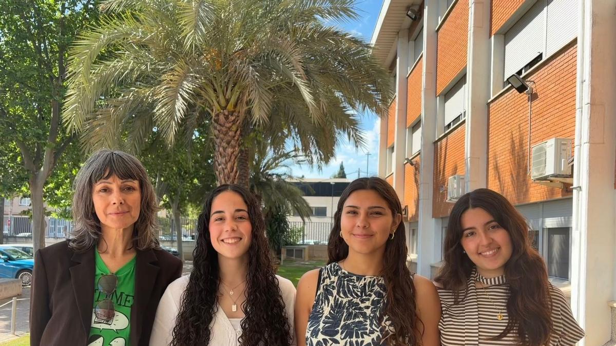 Las tres alumnas, Ainara, Isabella y María, con la profesora, Laura Gabarda.