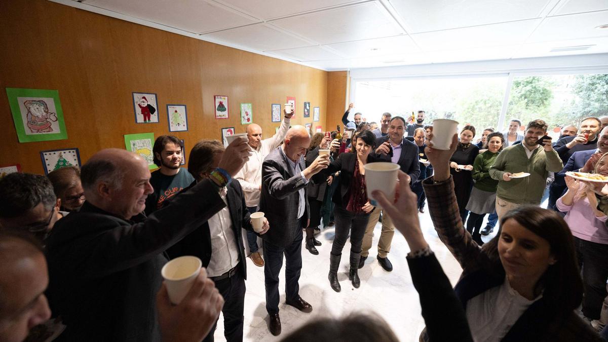 Brindis dirigido por Vicent Marí tras el pleno del Consell.