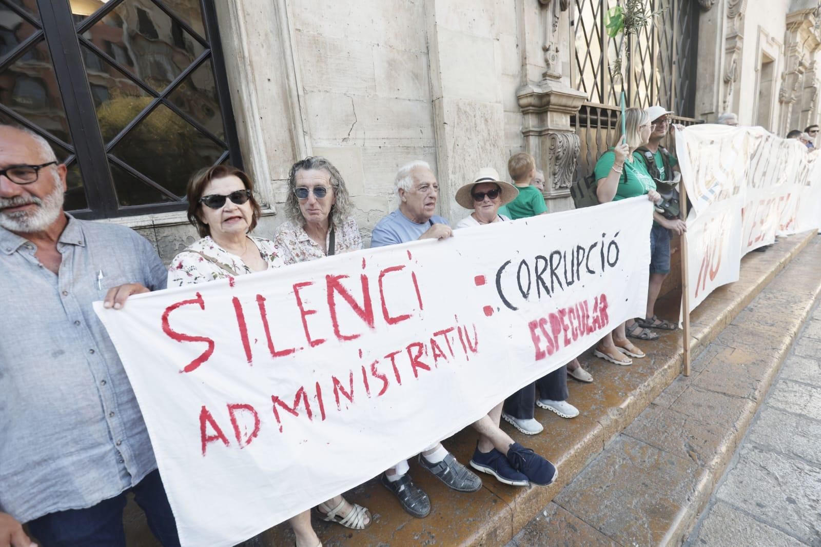 Más de un centenar de personas se concentran en Cort contra la ley que permite construir en rústico: