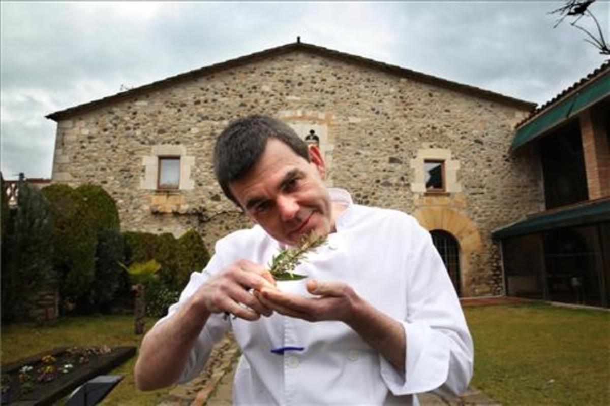 Xesco Mas con una hierba aromática ante la fachada de Maràngels. Foto: Joan Castro / Iconna