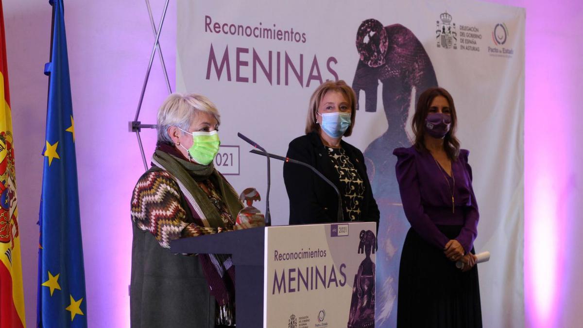Esther Rodríguez agradece el Reconocimiento Menina a APRAM; a su lado, Delia Losa y Teresa Domínguez, ayer, en el Palacio de Congresos de Oviedo. | Víctor Alonso