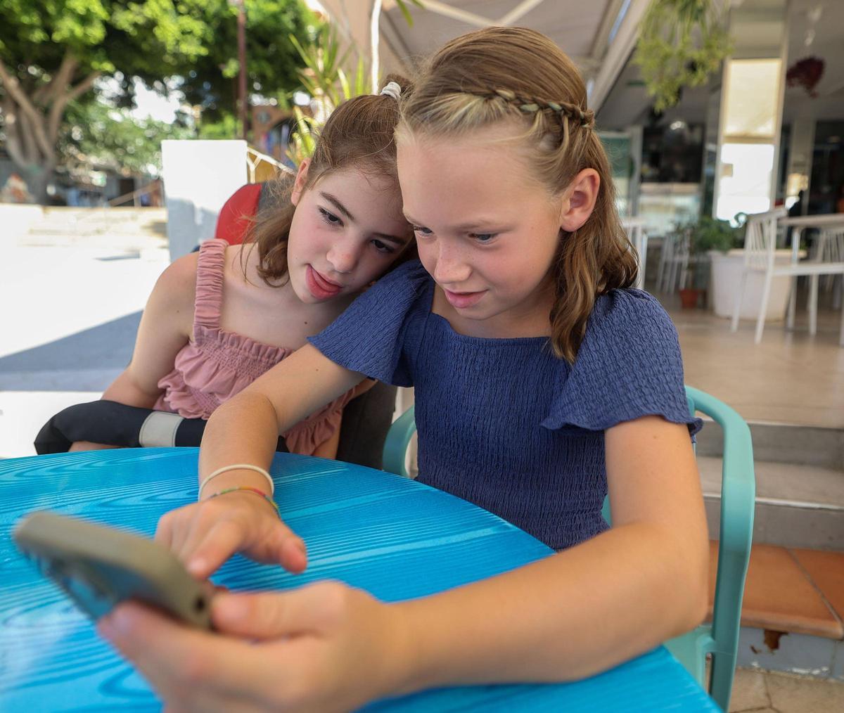 Seanna y Abril: El 'hit' de dos niñas para que residentes y turistas no ensucien la isla Seanna y Abril: El 'hit' de dos niñas para que residentes y turistas no ensucien la isla