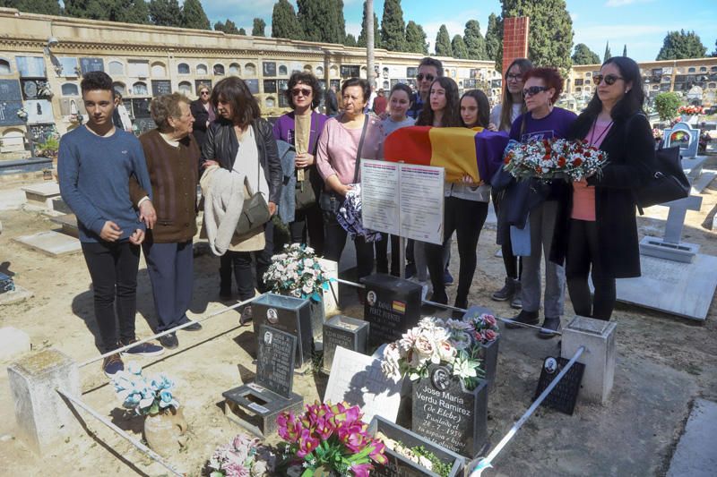 Entrega de los restos de los fusilados por el franquismo a sus familiares, en Paterna